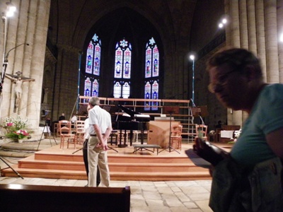 Le podium est mis en place, il assure une excellente position pour les choristes.