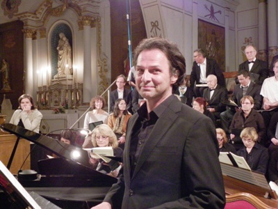 Patrick tout sourire, habitué de nos productions, il a également été le meneur dans " la Passion selon St-Jean" de J-S. BACH, son rôle de ténor lui assure ici les responsabilités importantes.