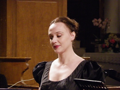 C'est le moment du concert, Anne est en scène, son rôle dans l' "Agnus Dei" est capital, nous aurons l'occasion de voir beaucoup d'auditeurs pleurer d'émotions à l'issue du concert.