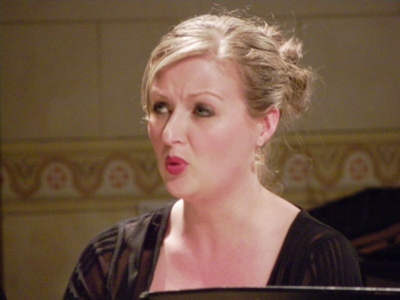 Emilie suit le déroulement de la messe, elle fait forte impression au public dans ses airs et notamment dans le " O Salutaris" et bien sûr dans le duo avec Anne "Qui tollis", passage essentiel de cette "Petite Messe".