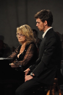 Danièle au piano, elle assure la partie essentielle de cette oeuvre interprétée avec un seul piano et harmonium, Thomas lui tourne les pages.
