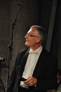 Le concert est présenté par Christian Saumon, directeur musical de la formation, et chef d'orchestre en responsabilité de la production.