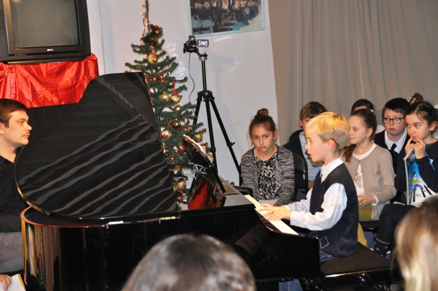 Jeune élève au piano.
